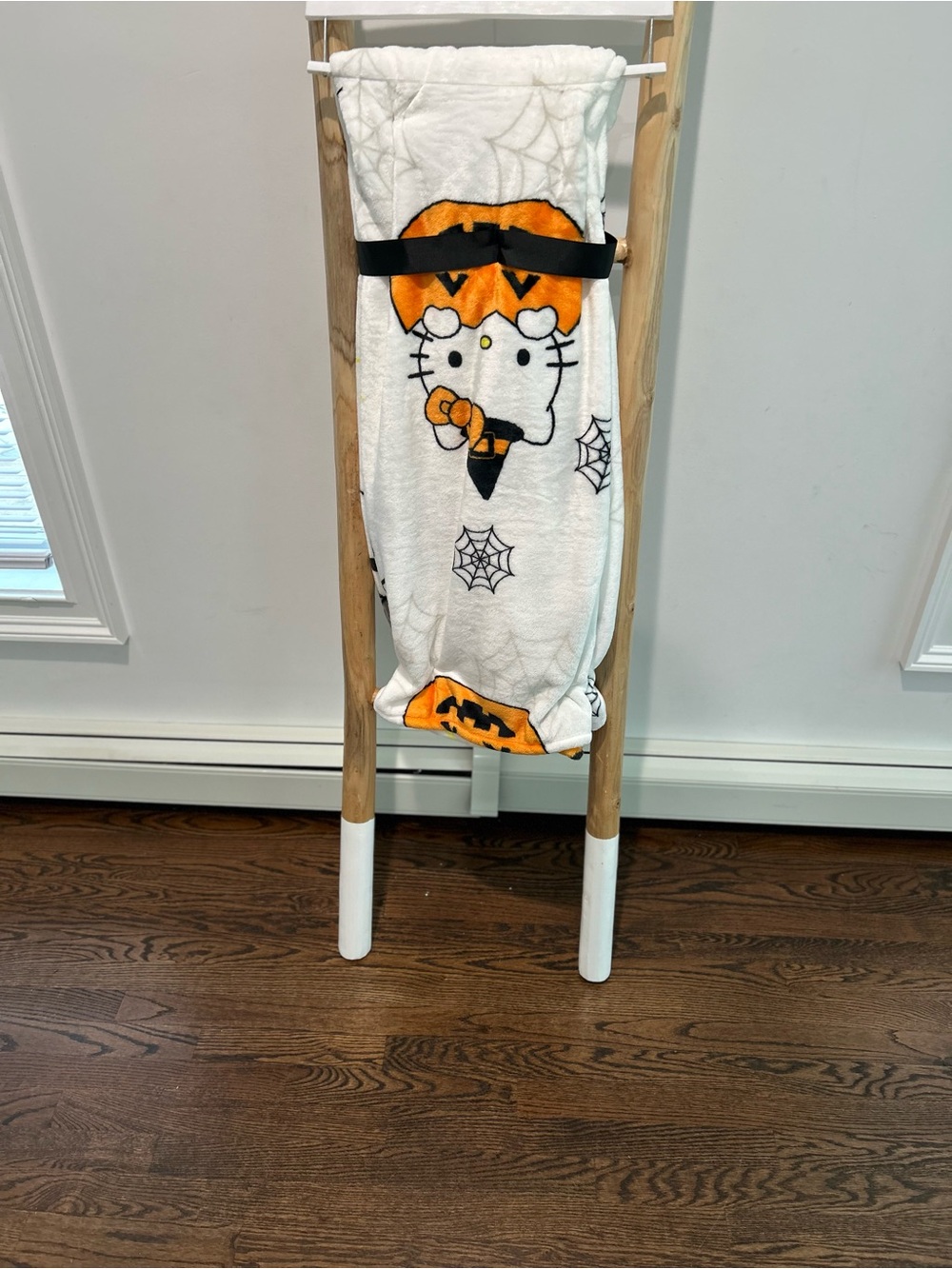 NWT Hello Kitty Halloween Pumpkin Plush Throw Blanket 50x70 White Orange - Picture 5 of 6